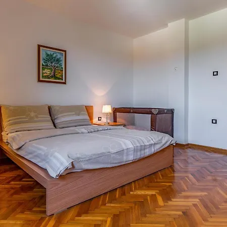 4 Bedroom Beautiful Home In Pula *
