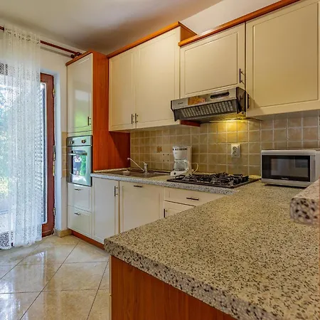 4 Bedroom Beautiful Home In Pula *