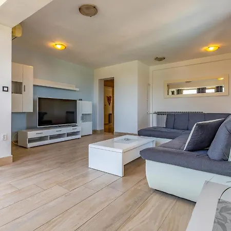4 Bedroom Beautiful Home In Pula Holiday home Pula