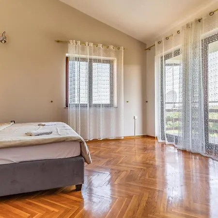4 Bedroom Beautiful Home In Pula Holiday home Pula