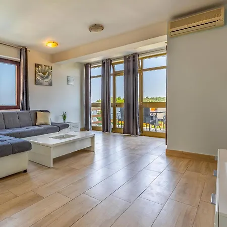 4 Bedroom Beautiful Home In Pula