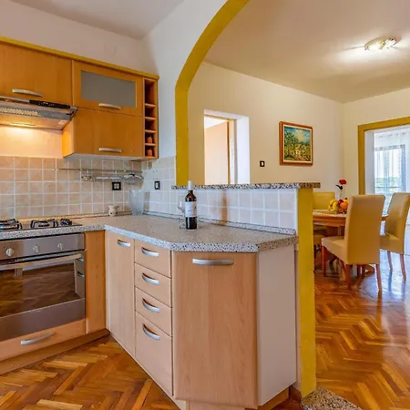4 Bedroom Beautiful Home In Pula *
