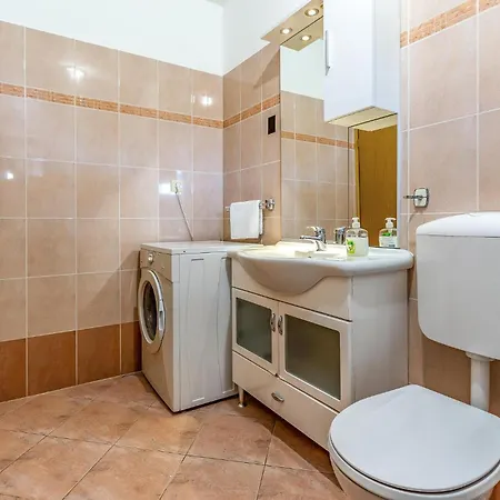 4 Bedroom Beautiful Home In Pula Holiday home *