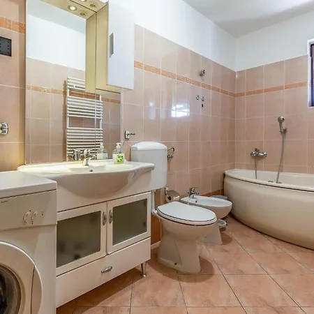 4 Bedroom Beautiful Home In Pula Holiday home *