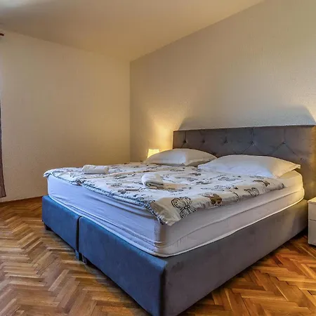 4 Bedroom Beautiful Home In Pula *