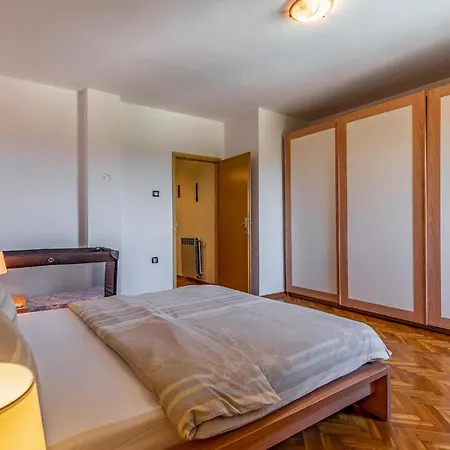 4 Bedroom Beautiful Home In Pula Holiday home