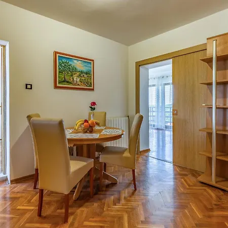 Holiday home 4 Bedroom Beautiful Home In Pula *