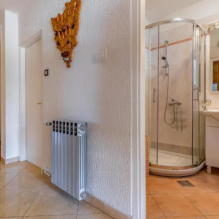 Holiday home 4 Bedroom Beautiful Home In Pula Pula