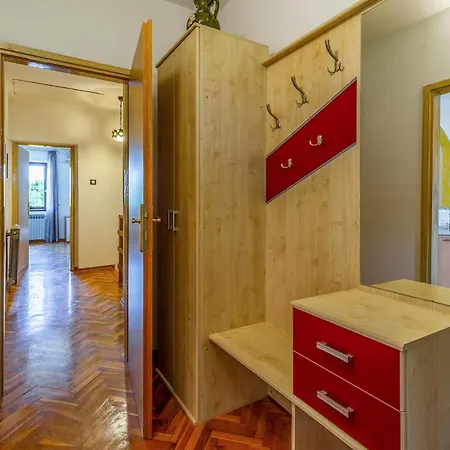 4 Bedroom Beautiful Home In Pula Holiday home *