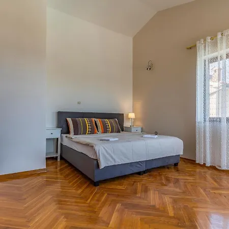 Holiday home 4 Bedroom Beautiful Home In Pula
