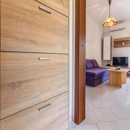 4 Bedroom Beautiful Home In Pula Holiday home