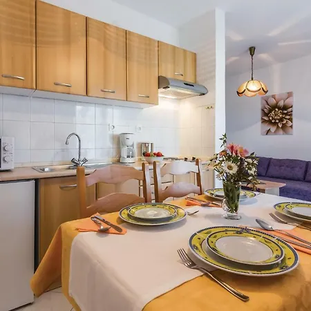 4 Bedroom Beautiful Home In Pula Holiday home