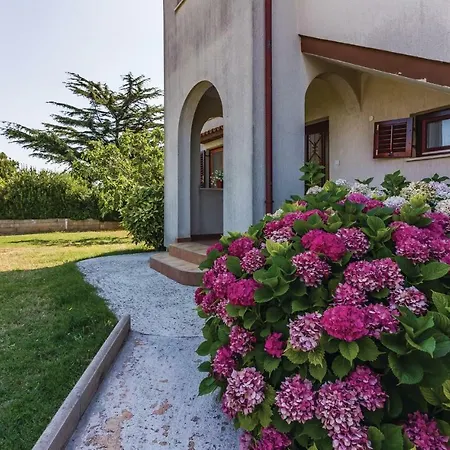 4 Bedroom Beautiful Home In Pula *