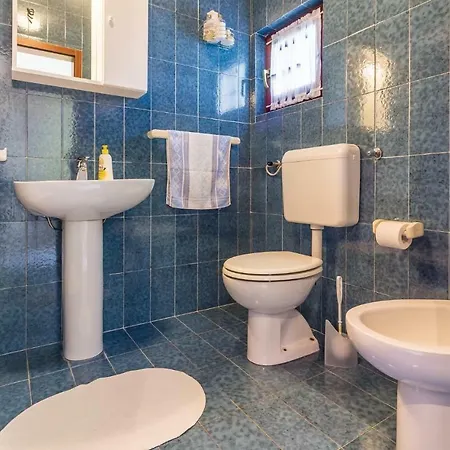 4 Bedroom Beautiful Home In Pula Holiday home *