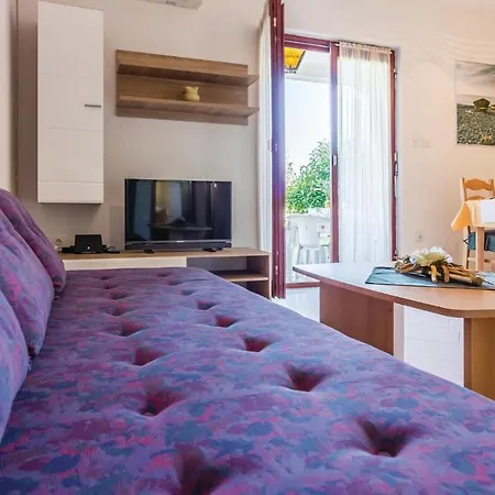4 Bedroom Beautiful Home In Pula *
